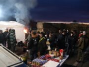 Més d’un centenar de pagesos es preparen per passar la nit a l’AP-7 a Pontós amb estufes, generadors i un cobert