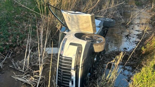 Imatge de l'estat del cotxe després de l'accident (Policia Local Castelló d'Empúries)