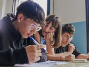 Les llars amb més diners amplien la diferència educativa