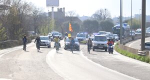 Docents, metges i pagesos amb tractors aixequen el tall de l’AP-7 a Sant Gregori