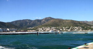 Els Bombers reben 60 avisos pel vent entre les 7h i les 12h, la majoria a la regió de Girona