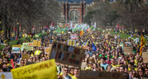 35.000 persones surten al carrer en les manifestacions de docents i metges que han confluït al Parlament