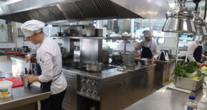 L’escola d’hostaleria de Girona critica “l’intrusisme laboral” que hi ha entre cambrers i demana dignificar la professió