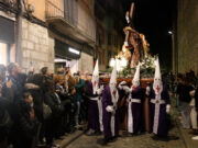 Milers de gironins viuen la devoció i la solemnitat de la Setmana Santa amb la processó del Sant Enterrament