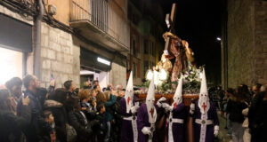 Milers de gironins viuen la devoció i la solemnitat de la Setmana Santa amb la processó del Sant Enterrament
