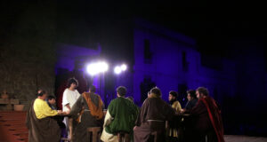 La Mort torna a desfilar pels carrers de Verges en una Processó marcada pel vent