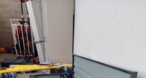 Investiguen destrosses en portes, vitrines i la pista del pavelló de Sarrià de Ter