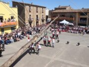 Cornellà del Terri commemora els 50 anys de la plantada de l’arbre de Maig amb un tronc de més 1,5 tones