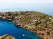 Una dona de 70 anys cau tres metres al Cap de Creus i queda atrapada