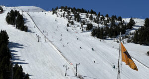 L’acumulació de neu a les pistes anima els esquiadors a allargar la temporada: “És un privilegi poder esquiar encara”