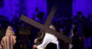 La Mort torna a desfilar pels carrers de Verges en una Processó marcada pel fort vent