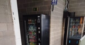 Uns desconeguts fan destrosses al pavelló de Sarrià de Ter, trenquen portes i vitrines i buiden extintors a la pista