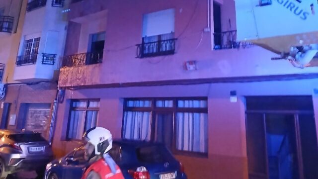 Imatge de l'actuació dels serveis d'emergències a la Pensió del Nord (Bombers)