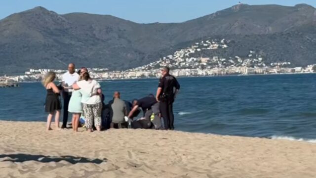 Imatge de l'intent de reanimació de l'home a la sorra de la platja d'Empuriabrava (via xarxes socials)