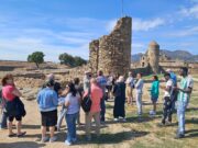 Els alumnes de l’Oficina de Català descobreixen els enigmes històrics de Roses