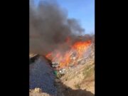Les flames devoren una pila de deixalles al centre de tractament de Pedret i Marzà